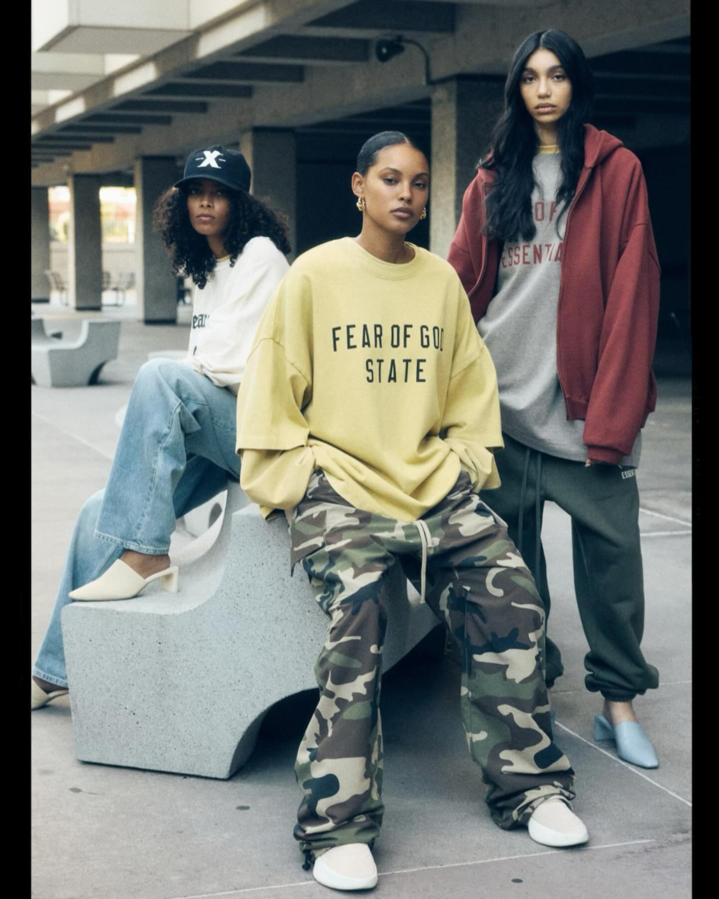 Essentials Hoodie Australia Your Go- To Guide for Everyday Comfort & Style