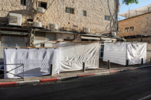 Healing walls: visual dialogue in shelters